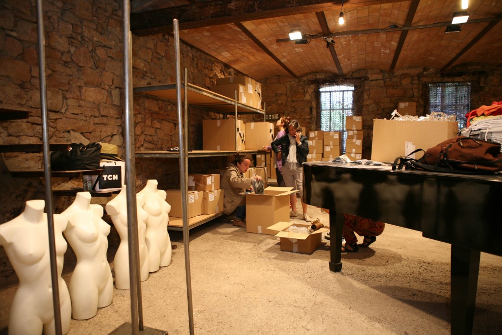Imatge de l'adoberia on s'està muntant la pop up store de TCN