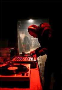 dj a custo